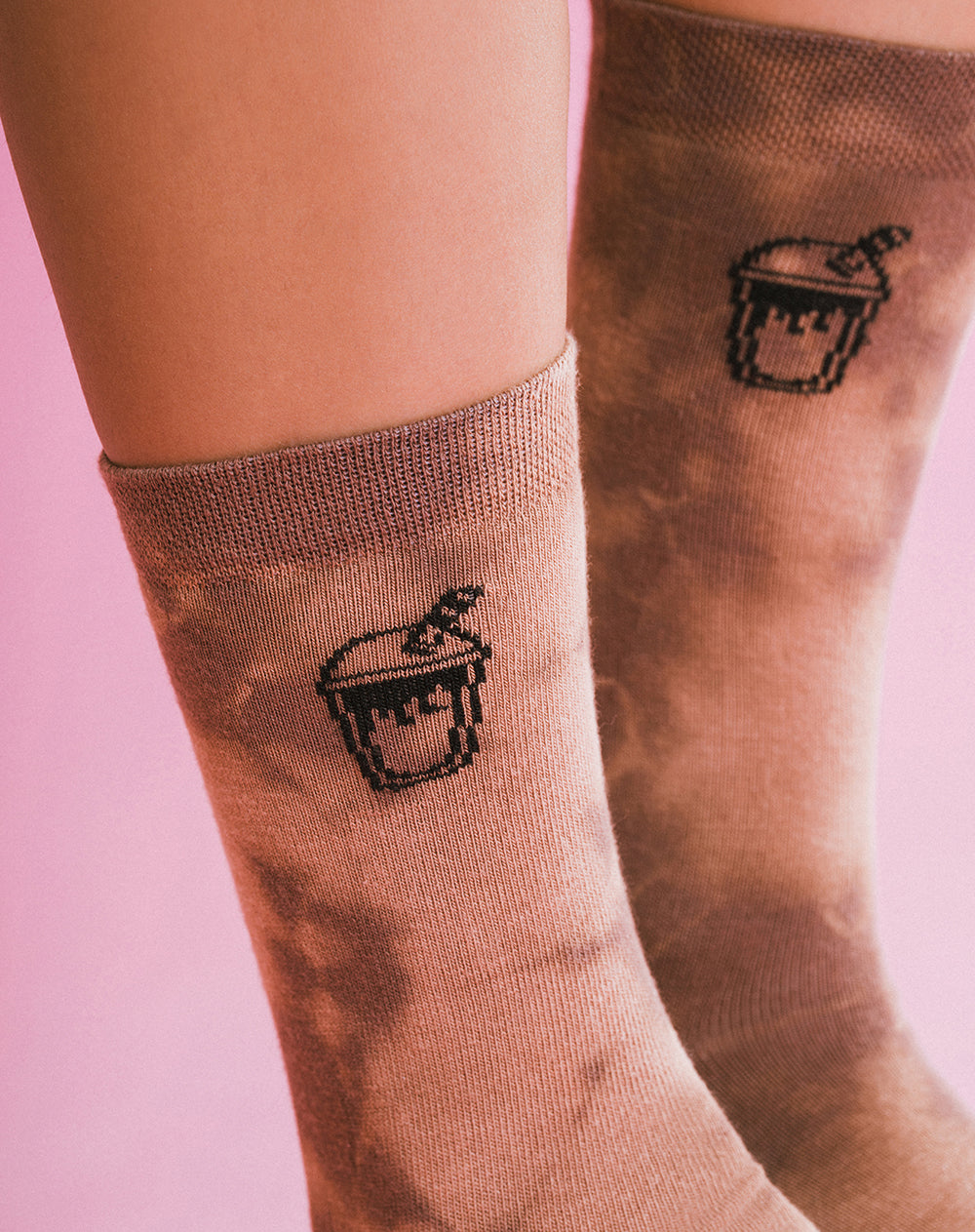 Medias unisex largas café dibujo + empaque