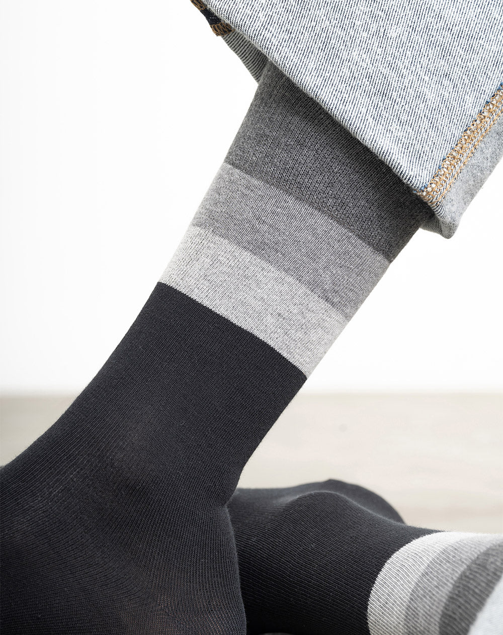 Medias para hombre largas  negras borde en contraste
