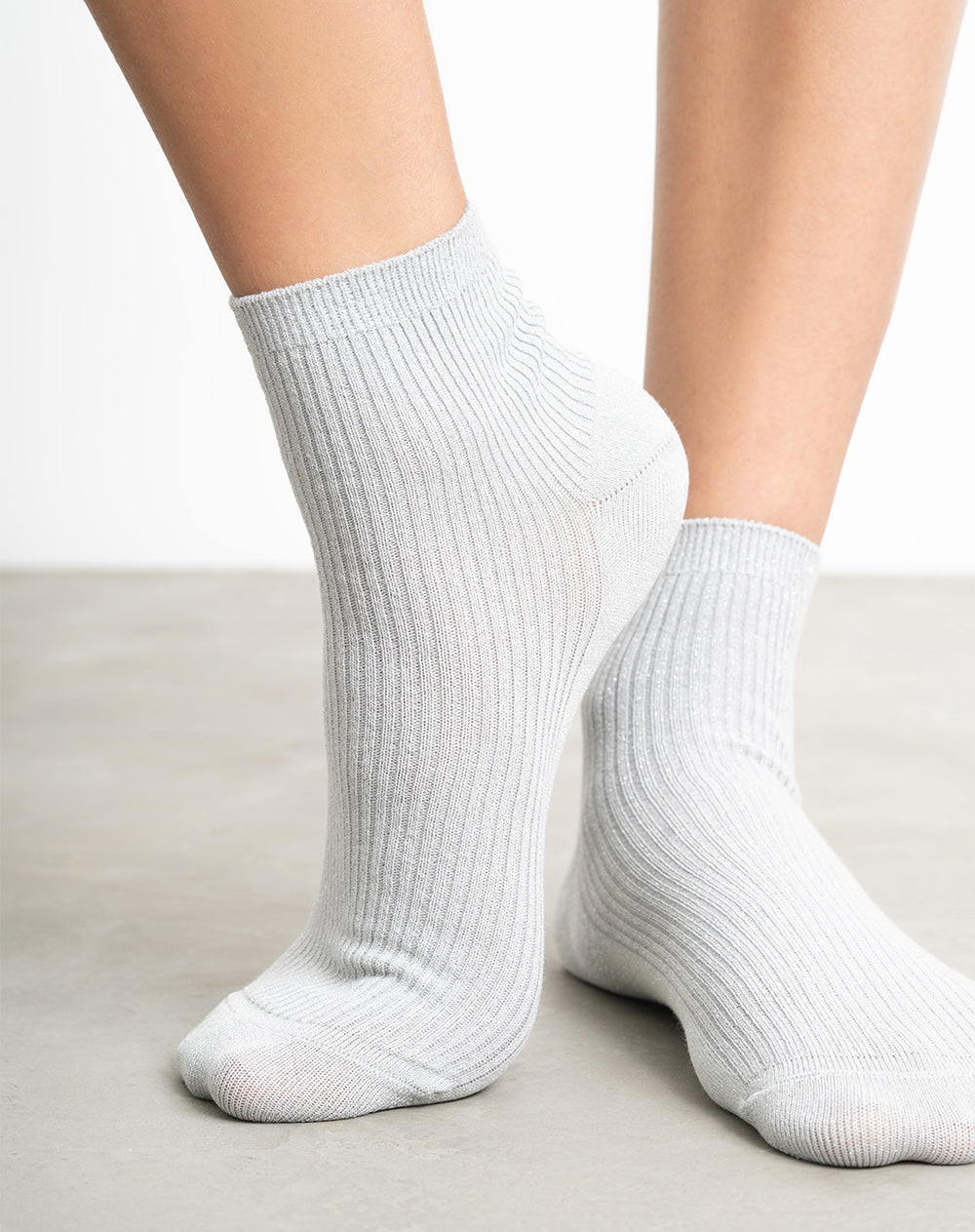 Medias para mujer tobilleras con brillos grises acanaladas